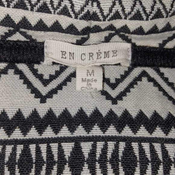 EN CREME AZTEC PRINT structurd Size M. Black and White Geometric Cardigan - Picture 7 of 8